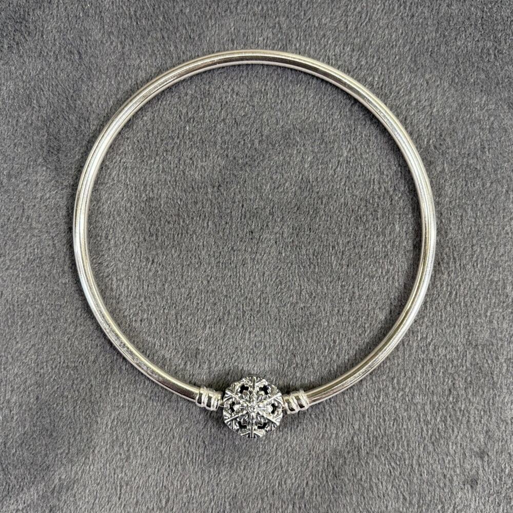 Pandora Moments Sparkling Snowflake Clasp Bangle in silver 8.25" Circumference